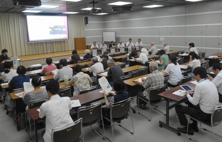 初めての議会報告会に合計104人の市民が参加