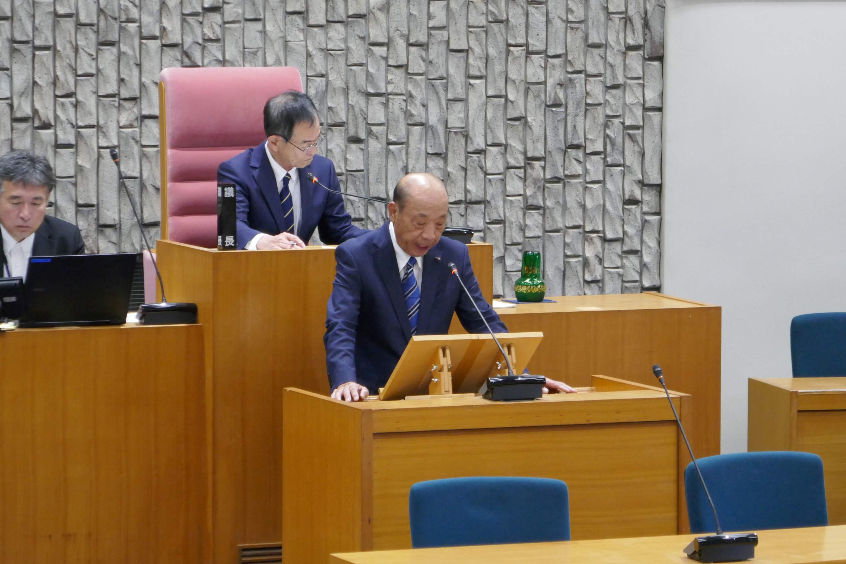 一般質問5人が議論を展開