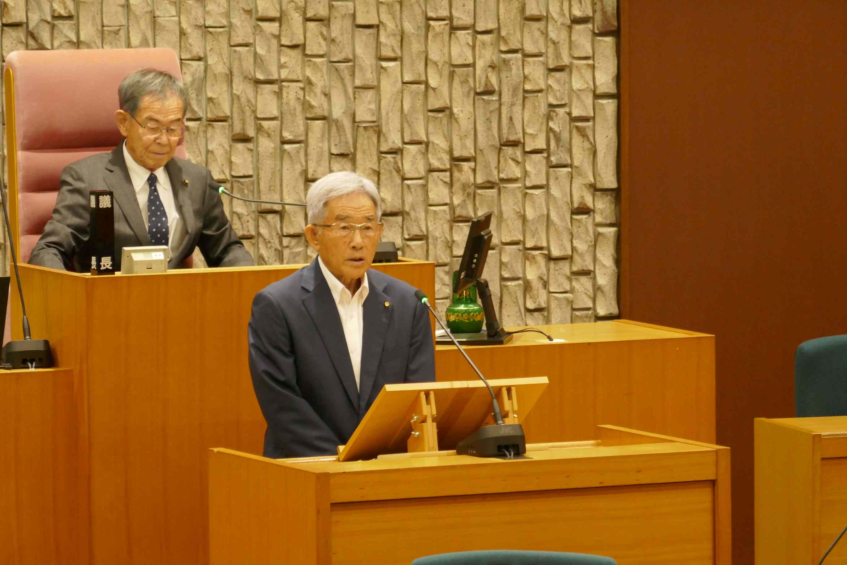 一般質問5人が議論を展開