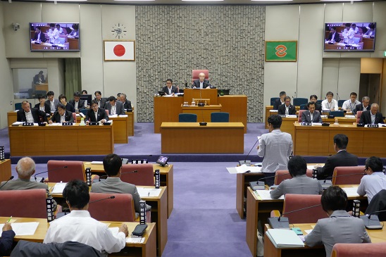 議会トピックス　第3回定例会・本会議（2日目）が行われました