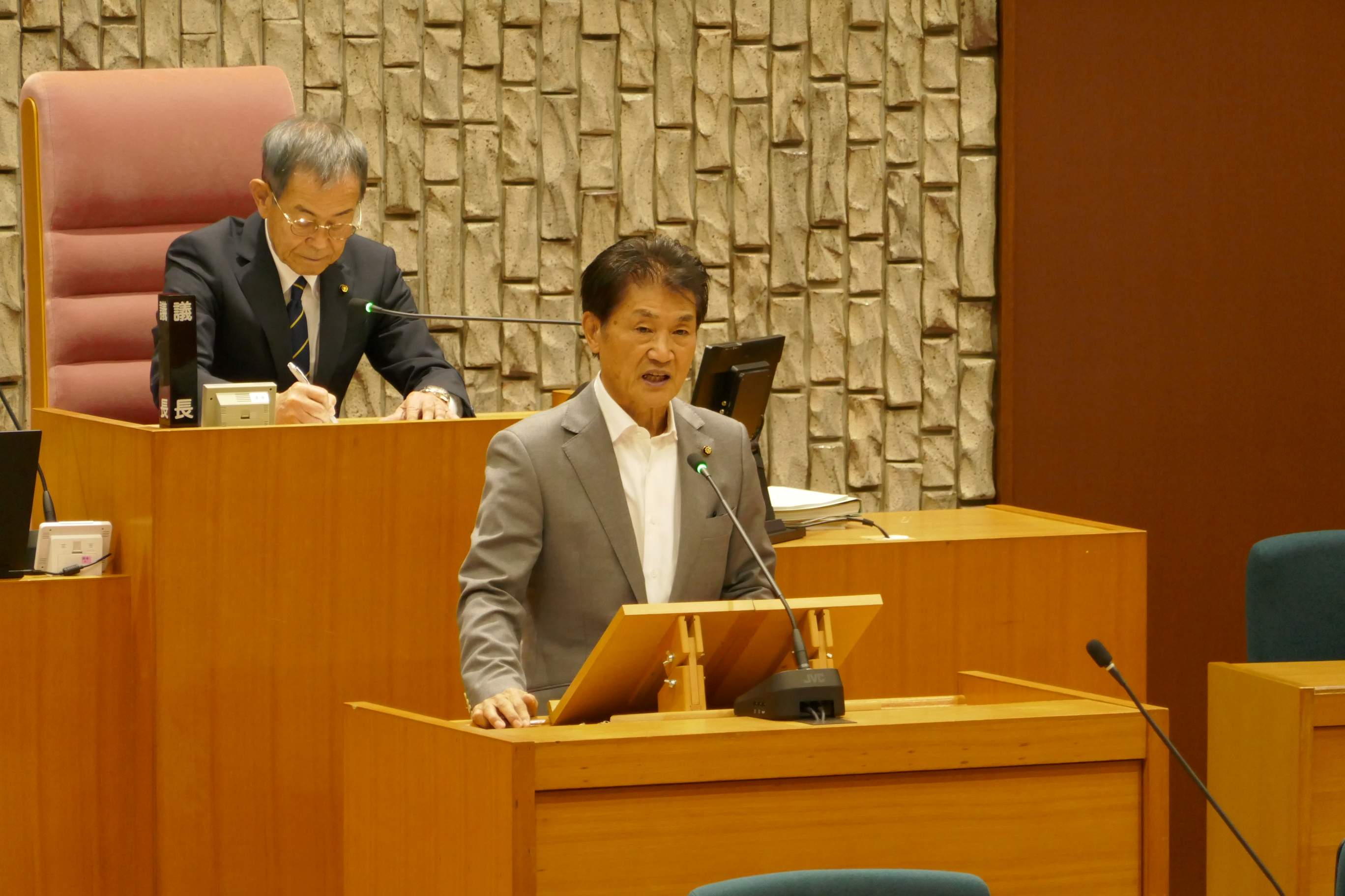 一般質問4人が議論を展開