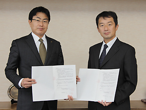 調印式の様子（竹下市長（左）と福岡国道事務所富山所長（右））